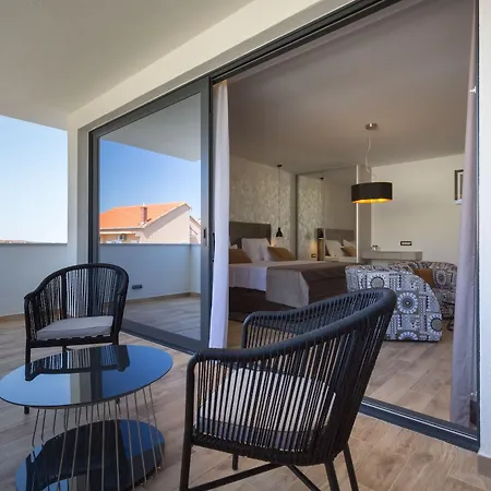 לינה וארוחת בוקר Liburnum זאדאר